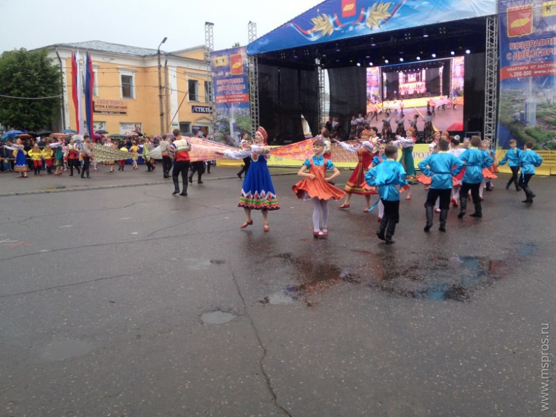 Концерт и демонстрация зонтиков в центре города