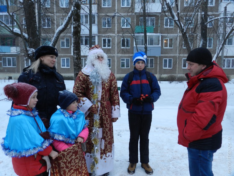 Дед Мороз, Снегурочка и Снежинки поздравили водителей