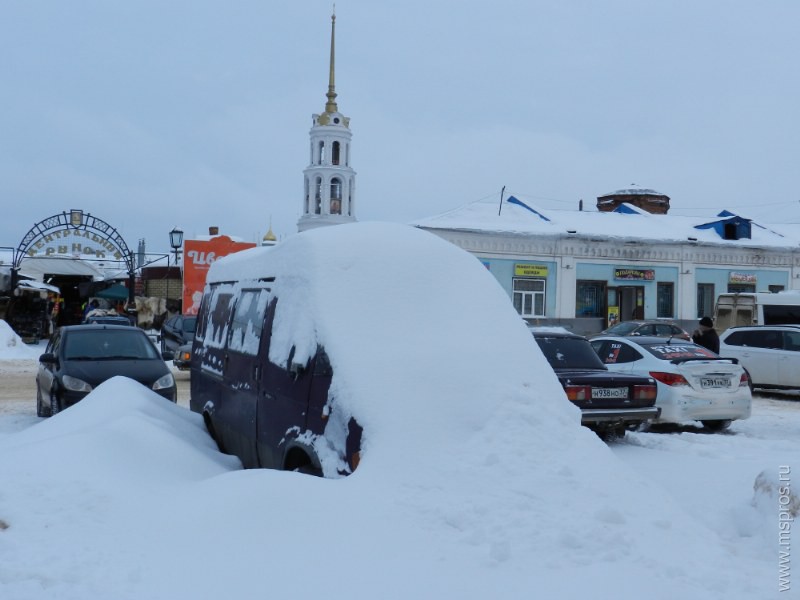 Брошенные автомобили мешают убирать снег
