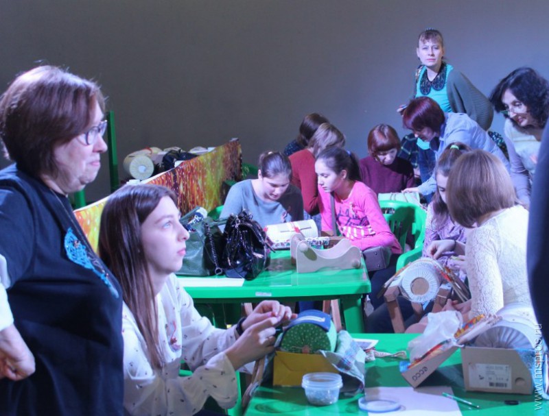 Испанцы в восторге: русские дети плетут кружева на коклюшках!