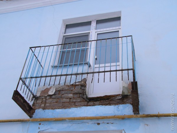 В жилом доме обрушился балкон