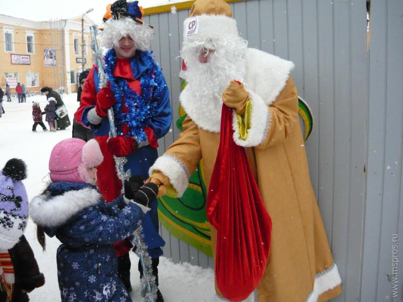 Детишек поздравил справедливый Дед Мороз