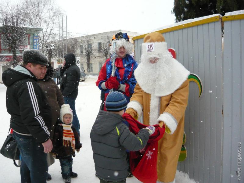Детишек поздравил справедливый Дед Мороз